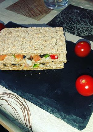 Una foto de Crackers de ensalada templada de bacalao