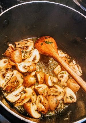 A picture of Garlicky Mushrooms.