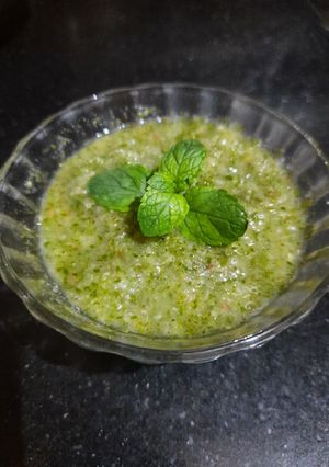 कच्चे आम पुदीना की चटनी (kacche aam pudina ki chutney recipe in Hindi) रेसिपी मुख्य फोटो