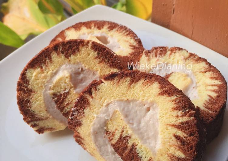 Hurricane Swiss Roll Cake super lembut (lengkap dengan foto per step)