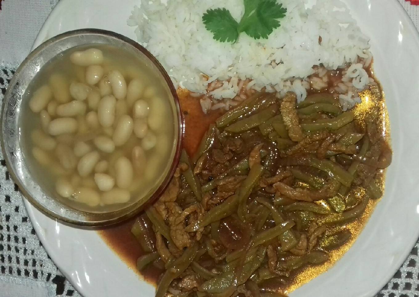 Bistec con nopales en salsa roja