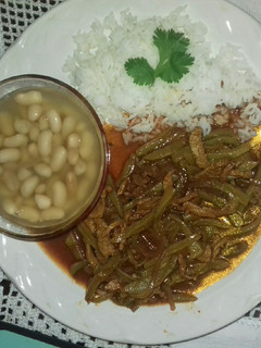 Una foto de Bistec con nopales en salsa roja