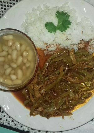Una foto de Bistec con nopales en salsa roja