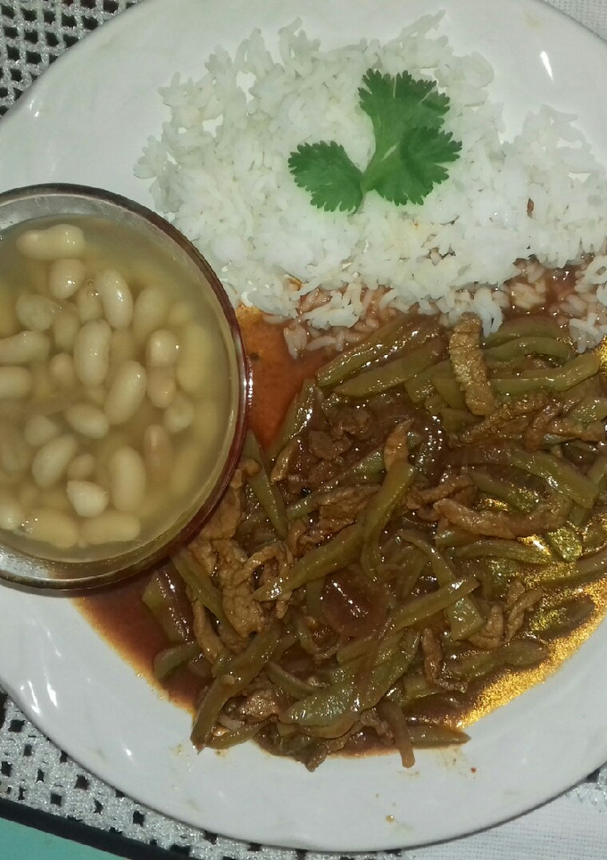 Una foto de Bistec con nopales en salsa roja