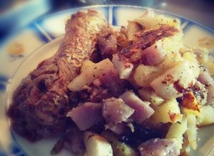 Une photo de Andouillette grillée, pommes de terre et navet sautés