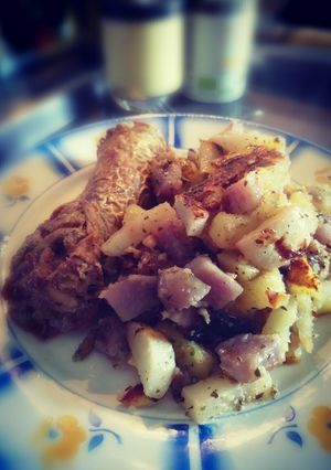Une photo de Andouillette grillée, pommes de terre et navet sautés