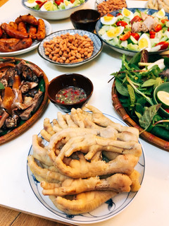 Hình của món Chân gà luộc và nước chấm "thần thánh".