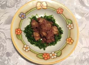 Foto di Bocconcini di pollo al melograno su un letto di rucola