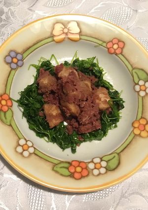 Foto di Bocconcini di pollo al melograno su un letto di rucola