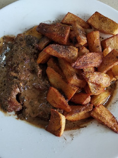 Una foto de Carne con salsa y patatas pueblerinas
