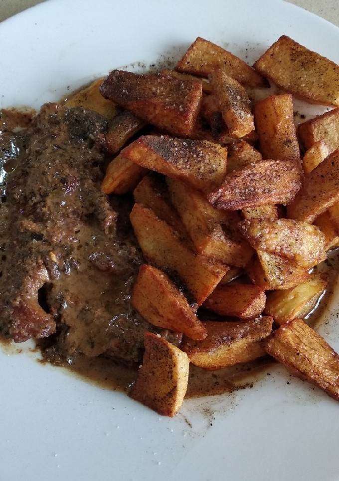 Una foto de Carne con salsa y patatas pueblerinas
