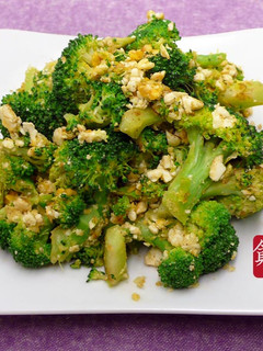 鹹蛋炒青花椰 ☆ 鹹蛋&蔬菜5 的食譜成品照片