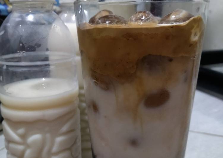 Cara Gampang Menyiapkan Dalgona dari susu kedelai topping cincau hitam (cao), Sempurna