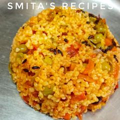 A picture of Carrot, matar broken wheat upma.