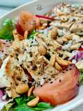 Ensalada templada de pollo sazonado con cacahuetes a la miel
