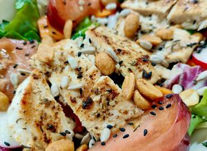 Foto principal de Ensalada templada de pollo sazonado con cacahuetes a la miel