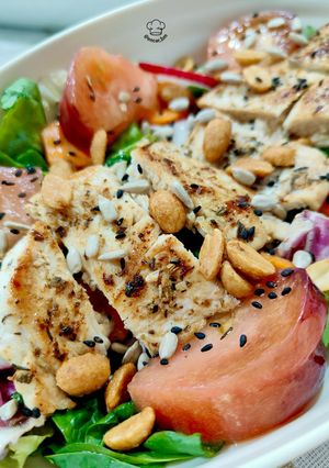 Una foto de Ensalada templada de pollo sazonado con cacahuetes a la miel