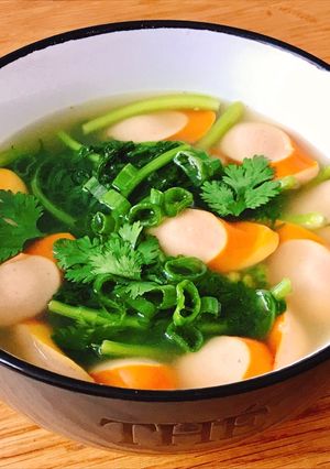 Hình của món Canh Rau Tần Ô & Xúc Xích Pháp Xông Khói.
