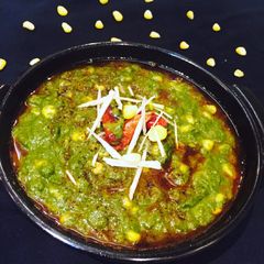 A picture of Masala bhutta in creamy spinach.