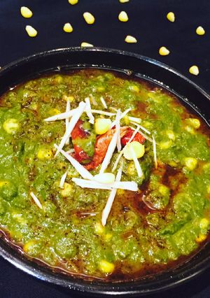 A picture of Masala bhutta in creamy spinach.