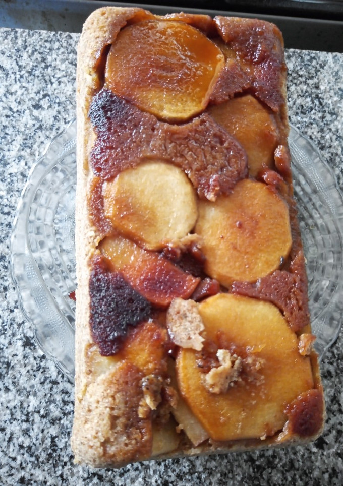 Una foto de Budín integral invertido de manzana