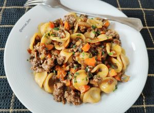 Una foto de Orecchiette con carne de vacuno y verduras sabor oriental