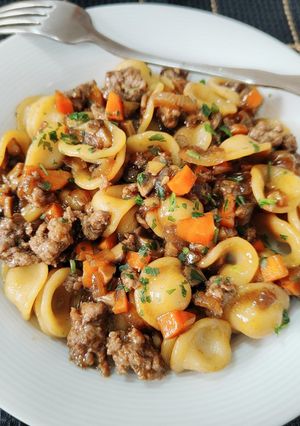 Una foto de Orecchiette con carne de vacuno y verduras sabor oriental