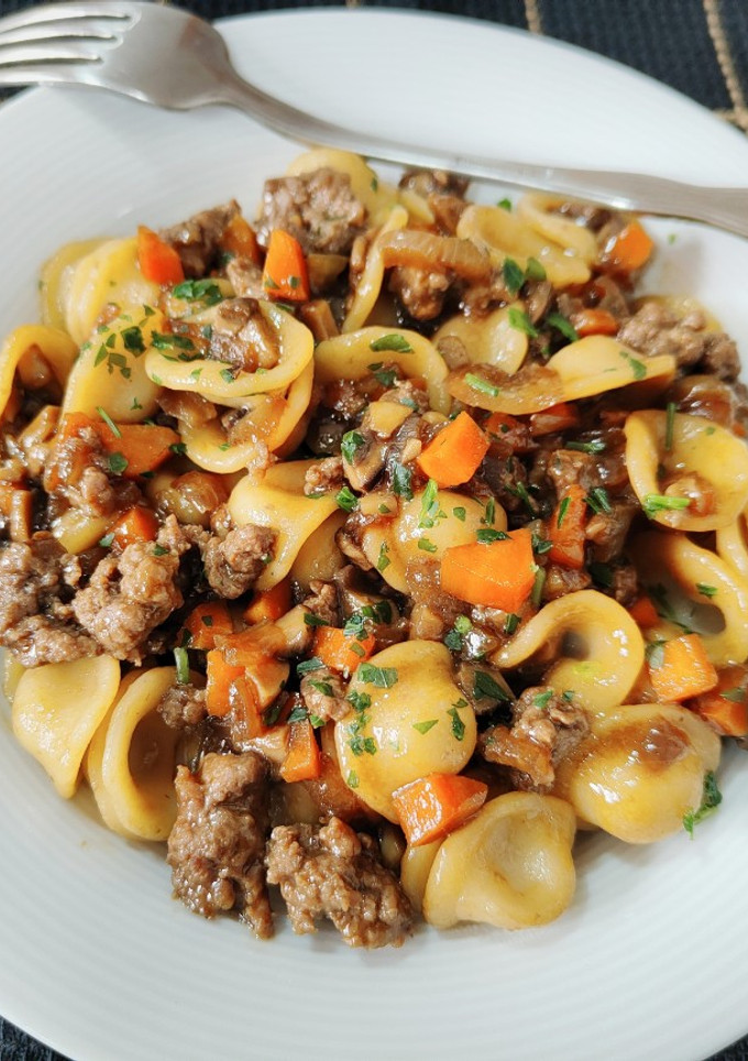 Una foto de Orecchiette con carne de vacuno y verduras sabor oriental