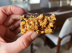 Una foto de Barritas saludables de granola y chocolate