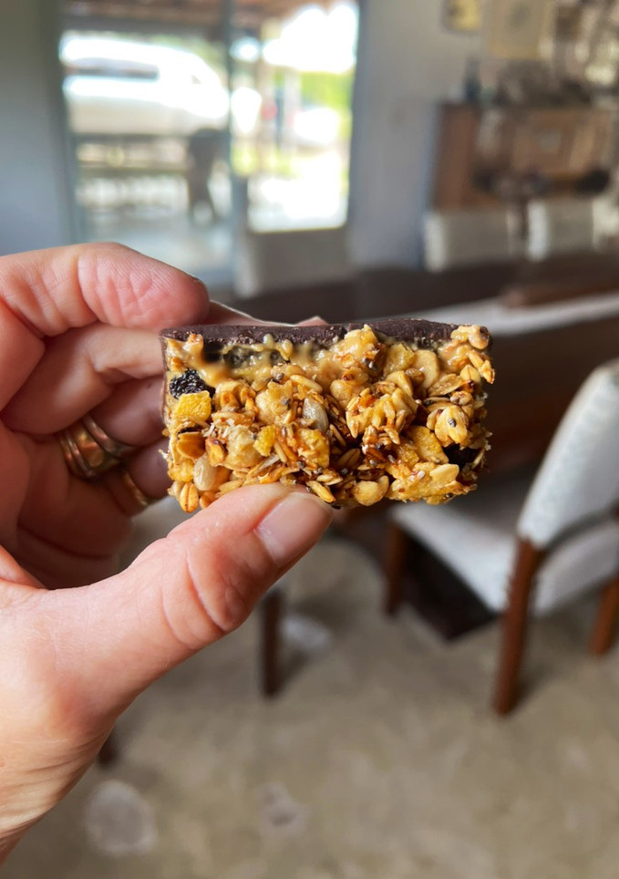 Una foto de Barritas saludables de granola y chocolate