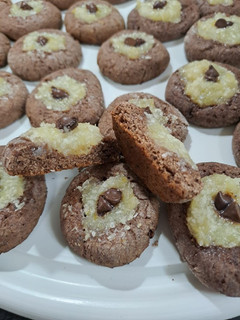 Una foto de Pepas de cacao con dulce de peras express sin manteca