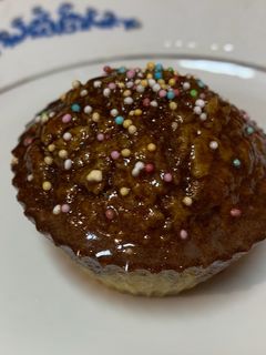 O poză a rețetei Brioșe cu fructe uscate și glazură de ciocolată.