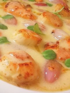 Una foto de Vieiras con chalotas a la beurre blanc