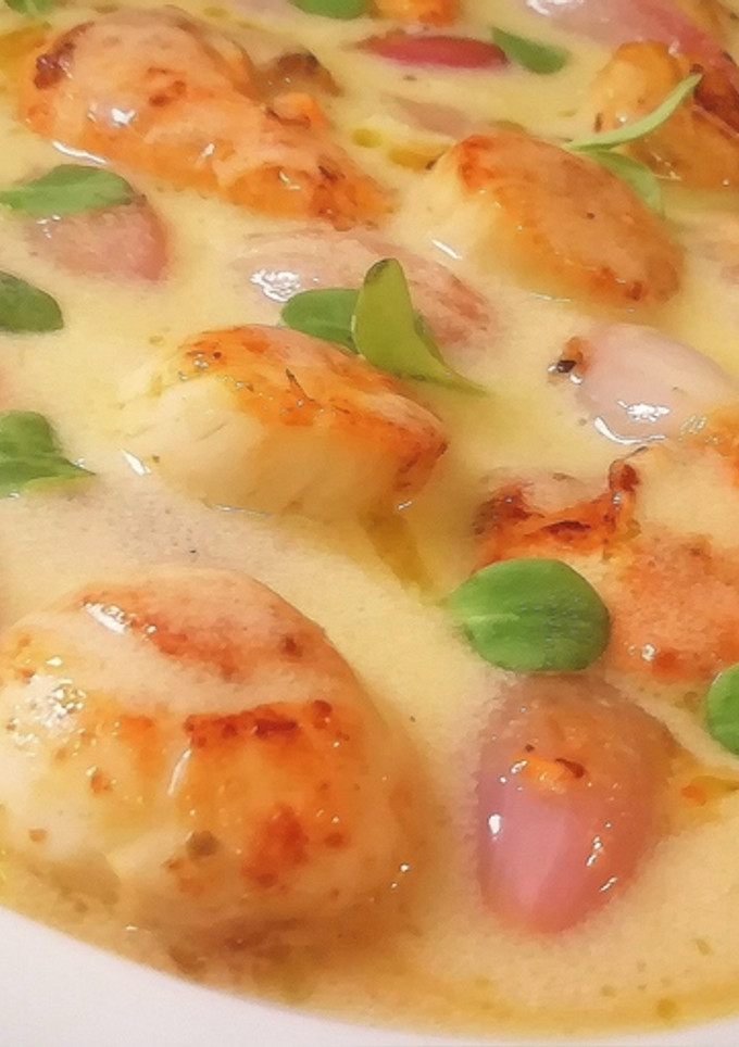 Una foto de Vieiras con chalotas a la beurre blanc