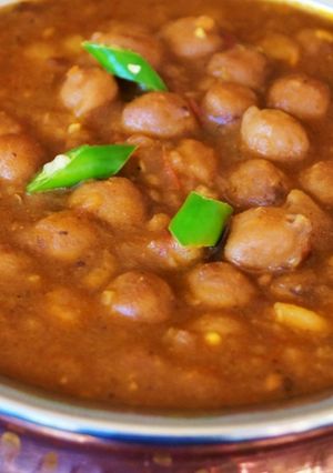 પિંડી છોલે (Pindi Chhole Recipe In Gujarati) રેસીપી મુખ્ય ફોટો