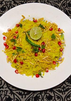 પૌવા(pauva recipe in gujarati) રેસીપી મુખ્ય ફોટો