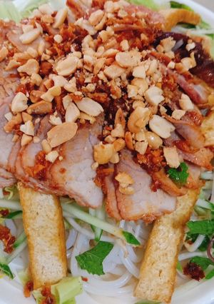 A picture of Char Siu Noodle Bowl (Bún trộn xá xíu).