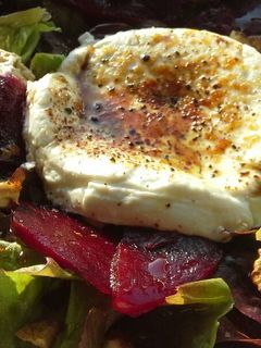Una foto de Ensalada de remolacha con queso de cabra a la guindilla