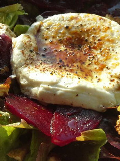 Una foto de Ensalada de remolacha con queso de cabra a la guindilla