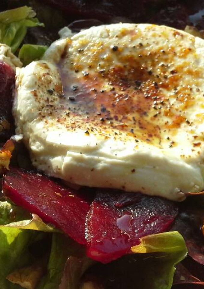 Una foto de Ensalada de remolacha con queso de cabra a la guindilla