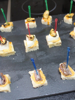 Una foto de Cuadraditos de pan de molde con anchoas, queso y mejillones