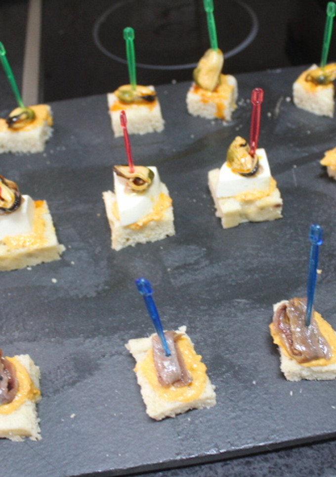Una foto de Cuadraditos de pan de molde con anchoas, queso y mejillones