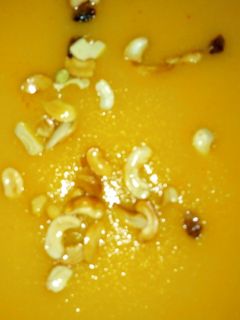 அருமையான அன்னாச்சி பழ ரவா கேசரி (Annaasi pazha rava kesari recipe in tamil) செய்முறை முக்கிய புகைப்படம்
