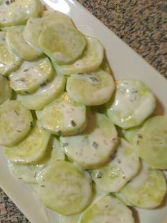 Una foto de Ensalada de pepinos con vinagreta de yogur griego