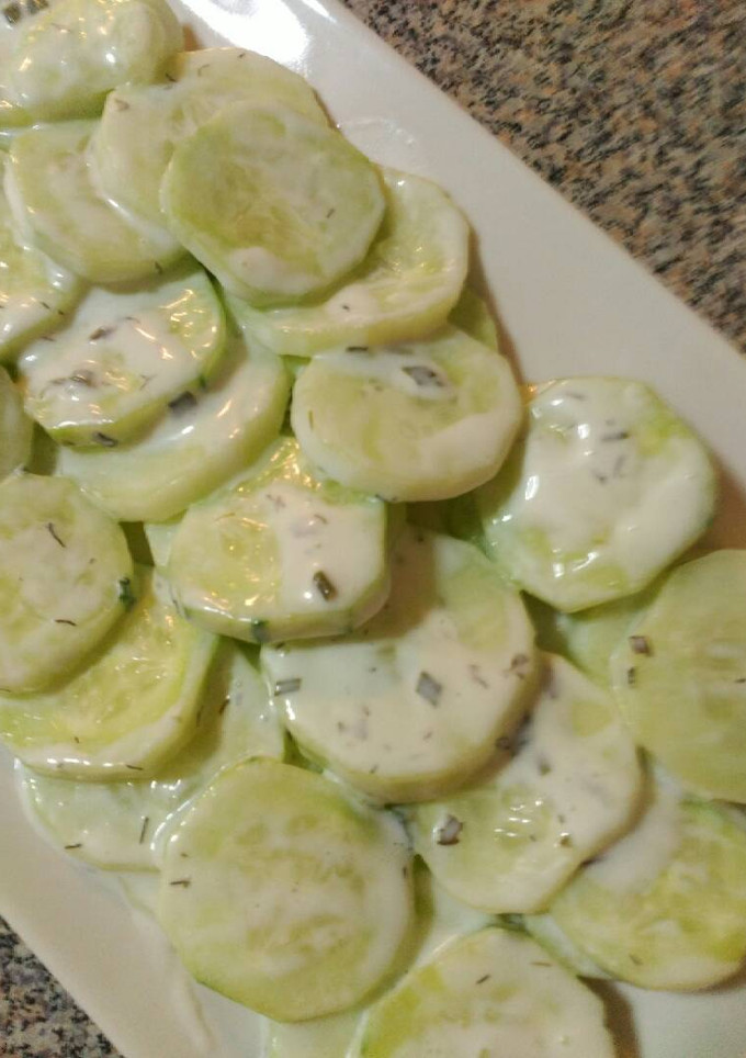 Una foto de Ensalada de pepinos con vinagreta de yogur griego