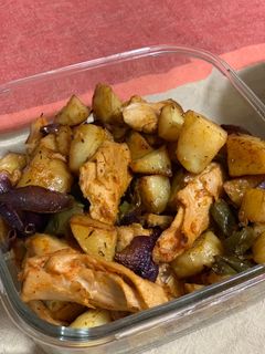 Una foto de Heura (Pollo vegano) con verduras al horno