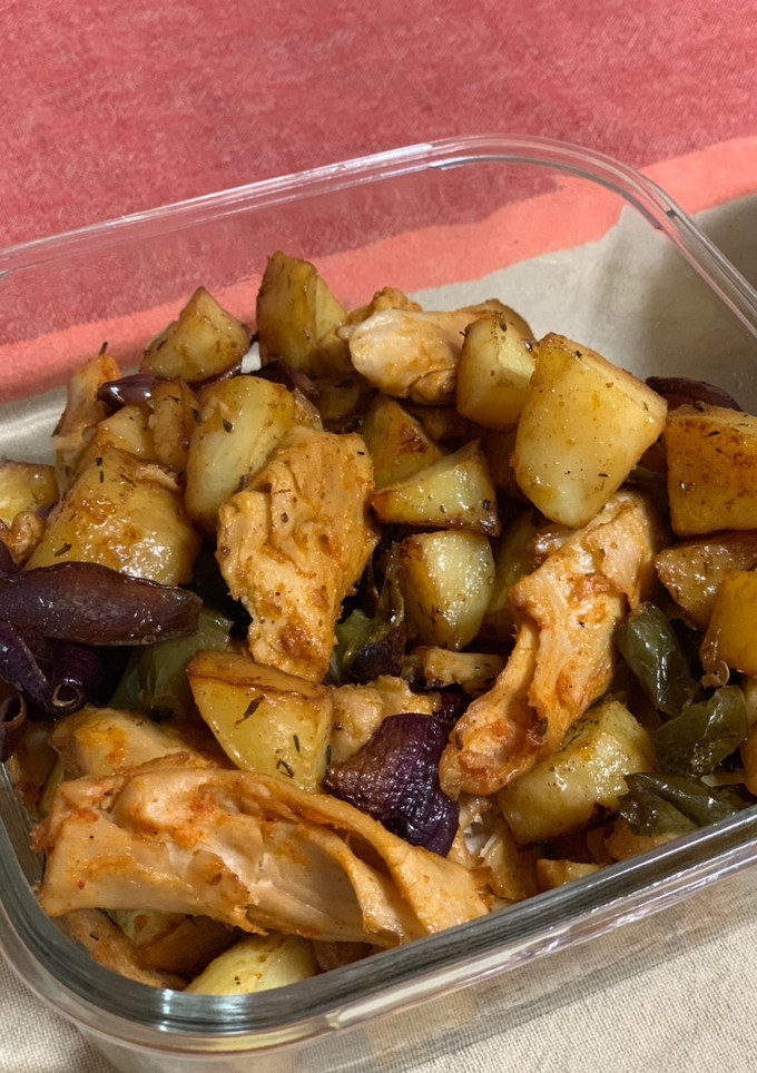 Una foto de Heura (Pollo vegano) con verduras al horno