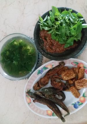 Foto resep Pecel lele + lalap kemangi+ sayur bening