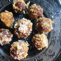 A picture of Ragi ladoo.