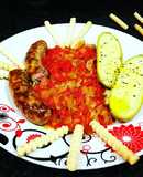 Salchichas con setas y mini calabacines en salsa de pimientos
